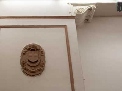 ...mentre altri presentano esclusivamente lo scudo crociato dei Savoia con fasci scalpellati per damnatio memoriae